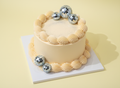 Disco and piping cake